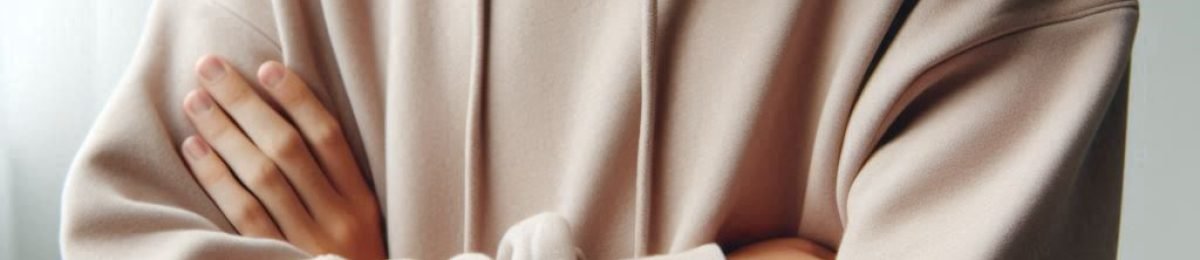 شخص يرتدي هودي